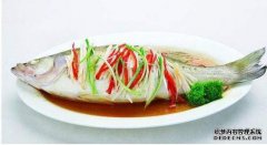 在新年前夜制作蒸鱼时，