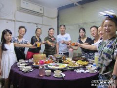 我的同事被邀请吃饭，但